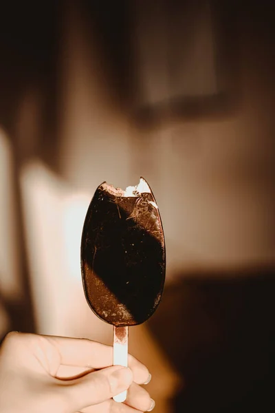 Delicioso Sorvete Chocolate Dia Ensolarado Quente — Fotografia de Stock