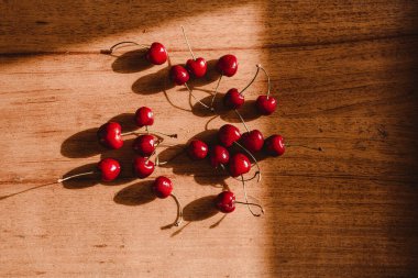 Sıcak ve güneşli bir günde nefis bir kiraz.