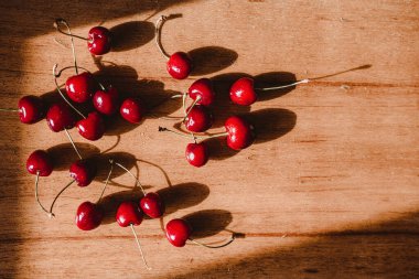 Sıcak ve güneşli bir günde nefis bir kiraz.