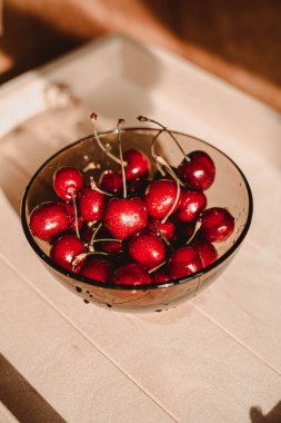 Sıcak ve güneşli bir günde nefis bir kiraz.