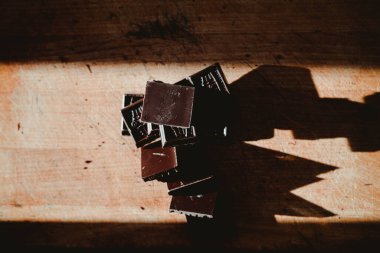 Güneşli bir yaz gününde gölgede lezzetli bir çikolata