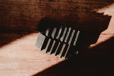 Güneşli bir yaz gününde gölgede lezzetli bir çikolata