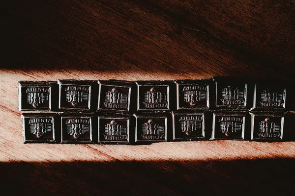 Finom Csokoládé Árnyékban Egy Napsütéses Nyári Napon — Stock Fotó