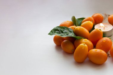 Spa çiy damlaları ve bir mum ile mandalina yaprakları bir dizi oluşur. Her şey güzel bir çuval arka plan üzerine serilir.