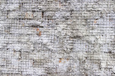 Duvarda kafes ve işaretlerden oluşan çimento şap. İnşaat geçmişi. Evin onarımı.