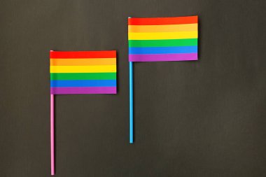 Siyah arkaplandaki kağıt bayrak lgbt