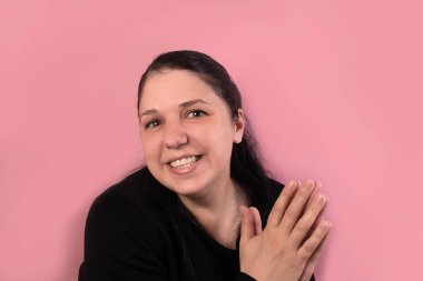 Pembe arka plandaki mutlu esmer, yakın plan.