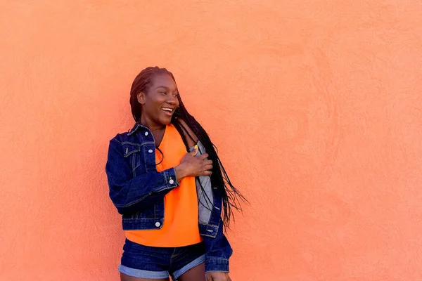 一个有着粉色背景的快乐而美丽的非洲裔美国人 — 图库照片