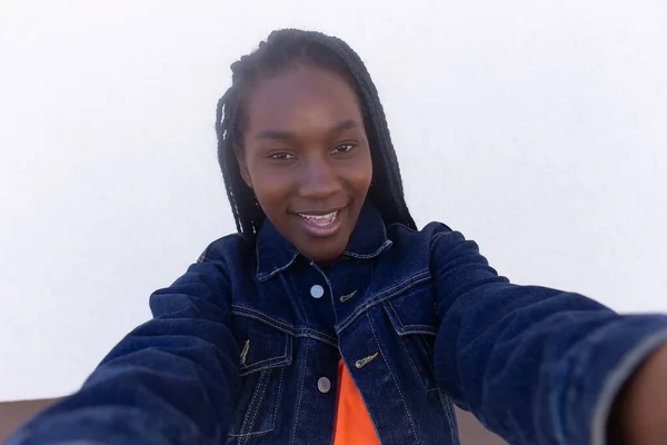 Gelukkig Mooi Afrikaans Amerikaans Neemt Een Selfie — Stockfoto