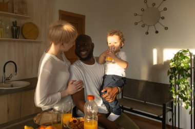 Mutlu aile yemek yiyor, farklı milletler.