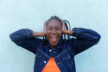 Afrikalı bir Amerikalı kulaklarını kapadı ve bağırdı.