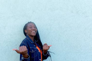 Mavi arka planda Mutlu Afrikalı Amerikalı