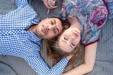 Ekoseli güzel genç çift, yukarıdan manzaralı.