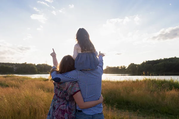 Aile gün batımında, geleceğe bakıyor.