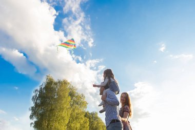 Aile uçurtmayı güzel gökyüzüne fırlatır.