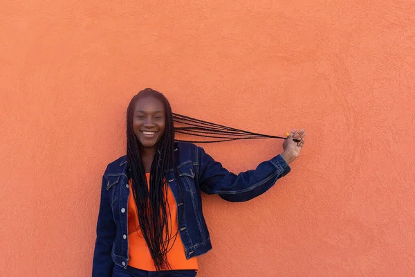 Bella Ragazza Con Trecce Afroamericane — Foto Stock