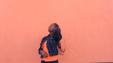 Afro-Amerikalı uzun saçlarını gösteriyor.
