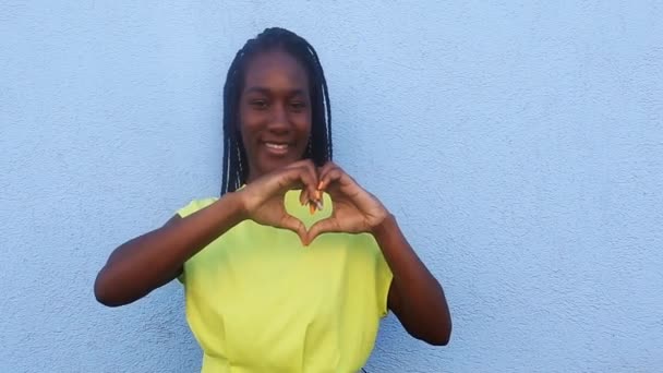 Afroamerykanka Robi Gest Serca Przed Kamerą — Wideo stockowe