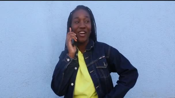 Šťastná Afroameričanka Telefonu Ulici — Stock video