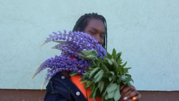 Šťastný Afroameričan Krásnými Květy — Stock video