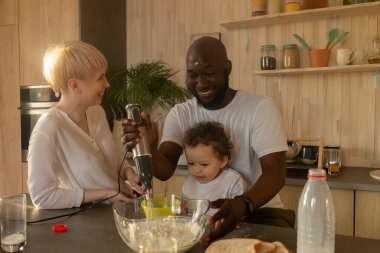 Mutlu aile yemek yiyor, farklı milletler.