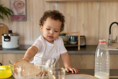 Mutfaktaki çocuk yemek için hazırlanıyor.