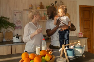 Mutlu aile yemek yiyor, farklı milletler.