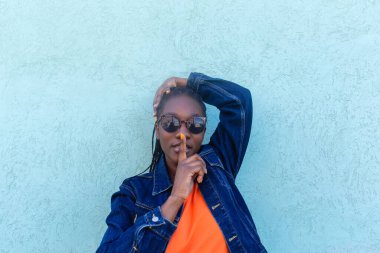 Afrikalı Amerikalı el hareketini sessizce gösteriyor.