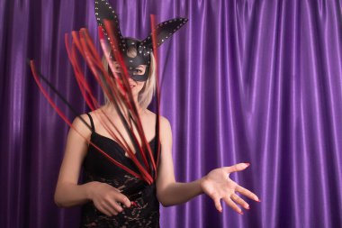 Deri maskeli kız, seks dükkanı.