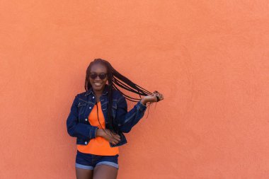 Kırmızı duvara karşı Mutlu Afrikalı Amerikalı