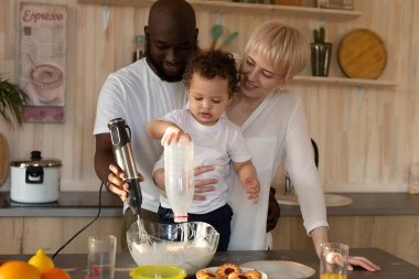 Mutlu aile yemek yiyor, farklı milletler.