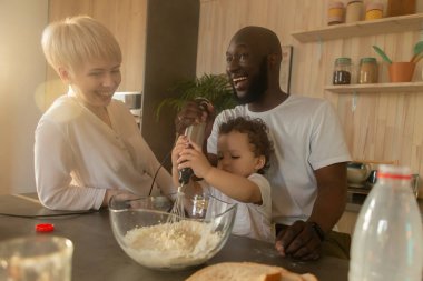 Mutlu aile yemek yiyor, farklı milletler.