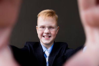 Mutlu Öğrenci Selfie Çekiyor.