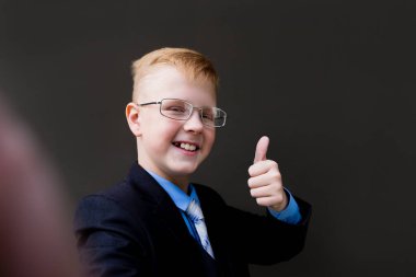 Mutlu Öğrenci Selfie Çekiyor.