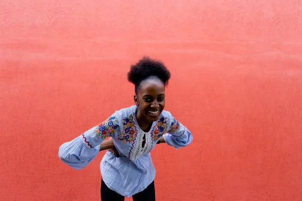 Boldog Gyönyörű Afro Amerikai Ellen Vörös Fal — Stock Fotó