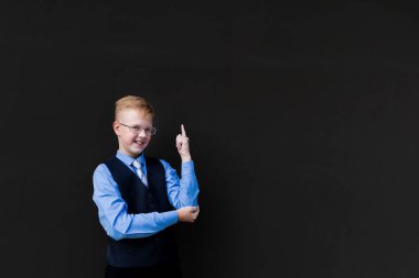 Okul çocuğu okul yönetim kurulunun yanında duruyor, okula geri dönüyor.