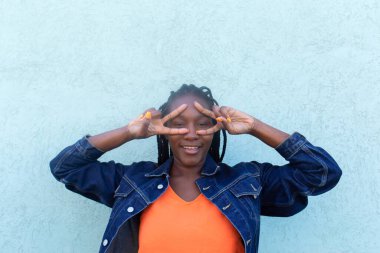 Kırmızı arka planda Mutlu Afrikalı Amerikalı