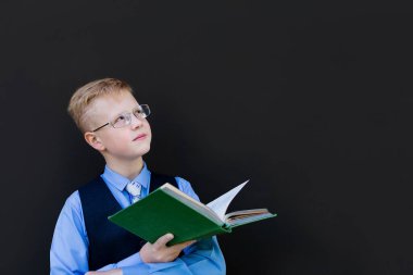 Siyah bir geçmişi olan okul çocuğu.