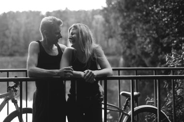 Parkta bisiklete binen aşık çift.