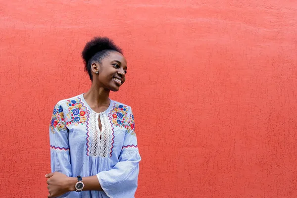 Afroamericano Feliz Sobre Fondo Rojo — Foto de Stock