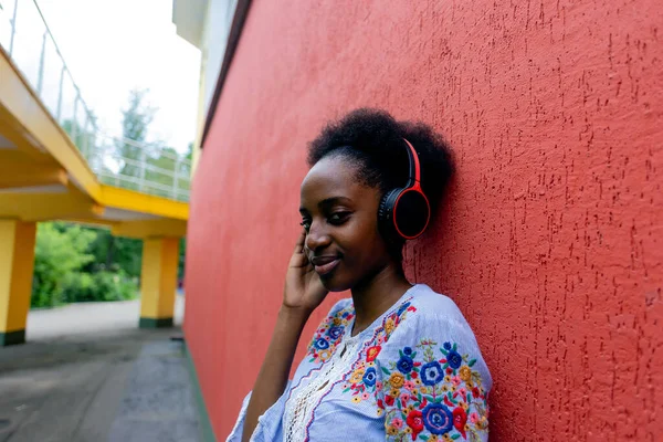 Happy African American Escucha Música — Foto de Stock