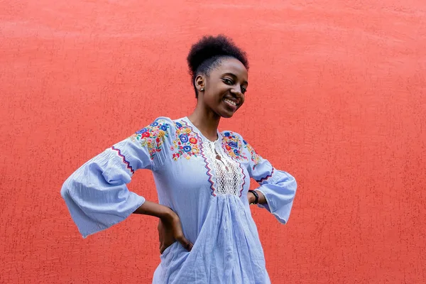 Kırmızı Arka Planda Mutlu Afrikalı Amerikalı — Stok fotoğraf