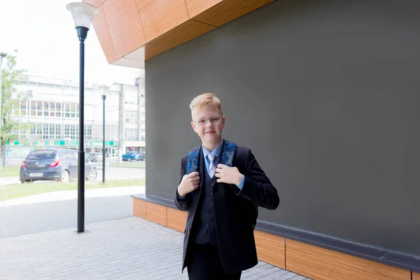 Gelukkige Schooljongen Loopt Door Straat Terug Naar School — Stockfoto