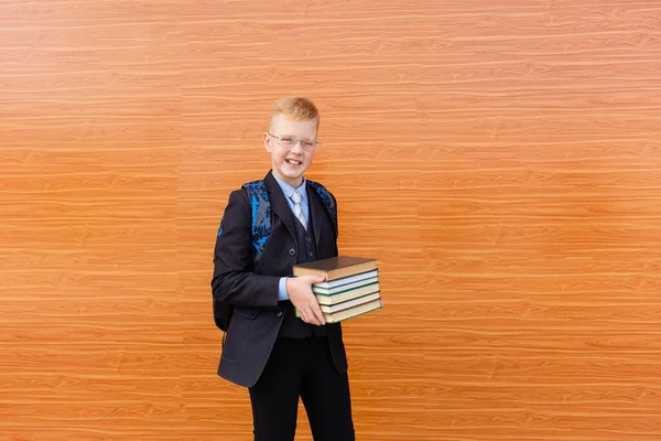路上に本がある少年は学校に戻り — ストック写真