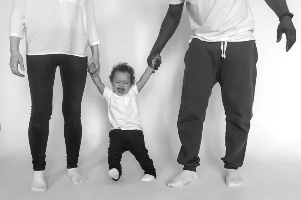 Das Kleinkind Hält Die Hände Der Eltern Schwarz Weiß Foto — Stockfoto