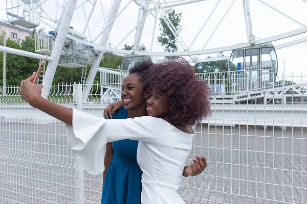 Due Donne Afro Americane Ballano Strada Nel Parco — Foto Stock