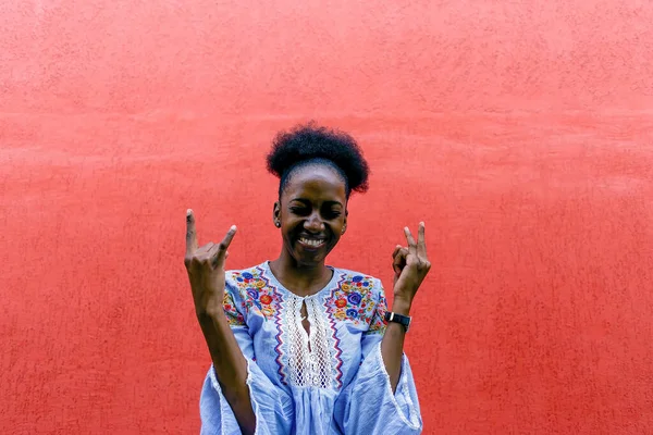 Afroamericano Feliz Contra Pared Roja — Foto de Stock