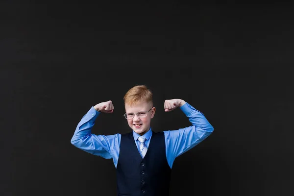 Schooljongen Toont Kracht Tegen Zwarte Muur — Stockfoto