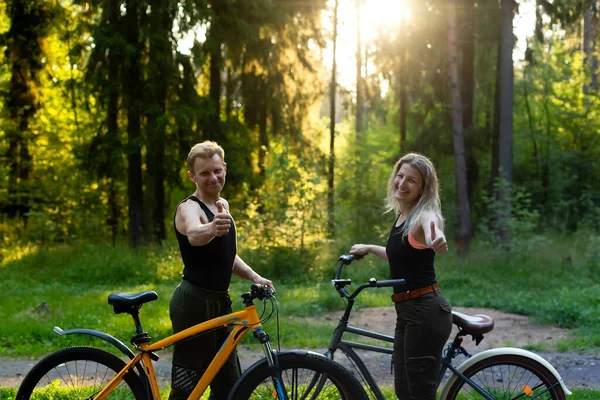 Счастливая Пара Лесу Велосипедах — стоковое фото