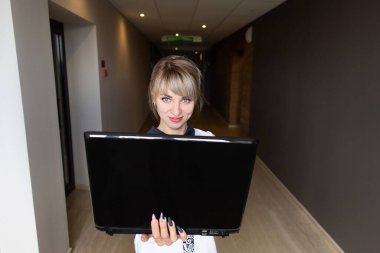 Ofisinde dizüstü bilgisayarı olan güzel sarışın.